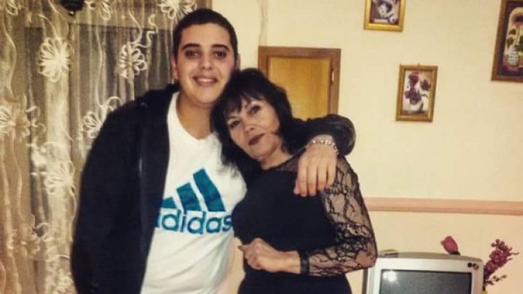 Павлин с майка му. Снимка: Facebook