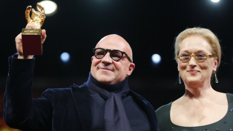 Италиансият режисьор Джанфранко Рози държи спечелената "Златна мечка", в компанията на председателя на журито Мерил СтрийпСнимка: Reuters