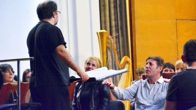 Маестро Тодор с двете звезди в спектакъла. Снимка: Монте Мюзик