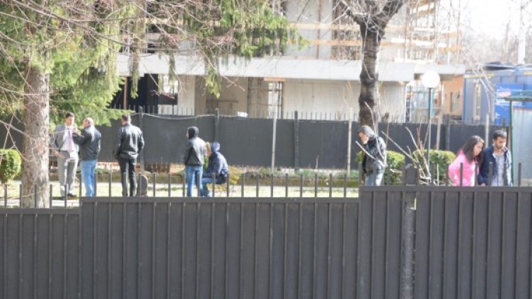 Разследващи в двора на палестинското посолство у нас. Снимка: Булфото