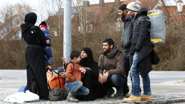 Мигранти в Германия си почиват след като са взели документите си Снимка: архив Reuters