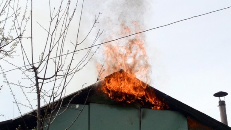 Пожар горя във вилна зона в Хасковско