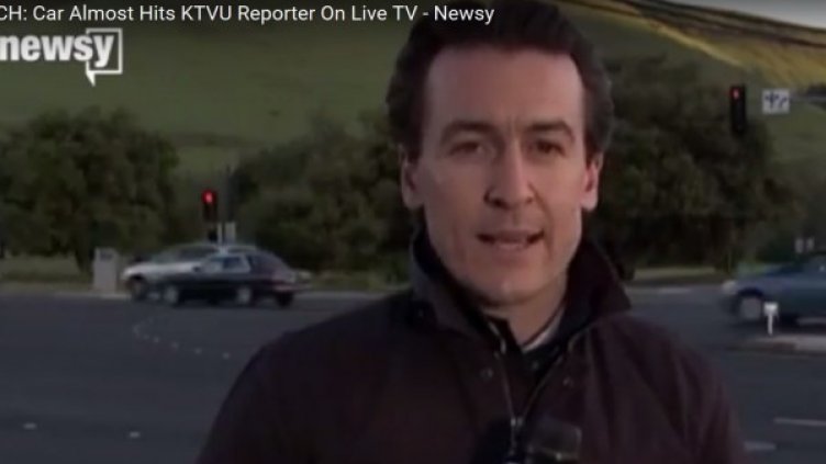 На косъм от смъртта, кола почти помете репортер