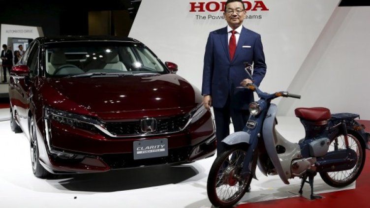 Президентът на Honda Такахиро Хачиго представя новия водороден автомобил. Снимка: Ройтерс