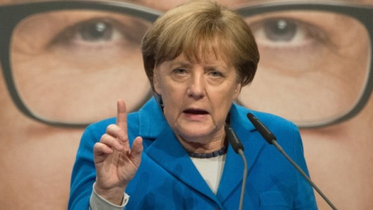 Меркел говори пред плакат на кандидат от нейната партия. Снимка: БТА