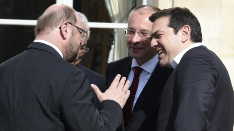 Станишев разговаря с Мартин Шулц (л) и Алексис Ципрас (д). Снимка: БТА