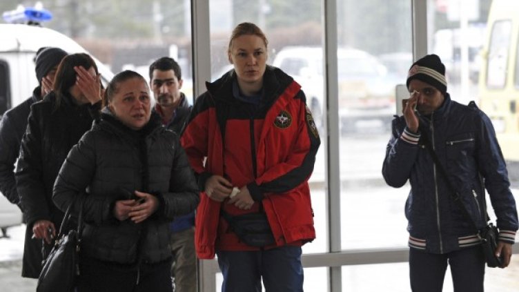 Близки на загиналите се стичат на летището за информация; Снимка: Reuters