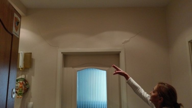 Снимка: "Монитор"
Пукнатините по жилищата стават все повече. Снимка: "Монитор"