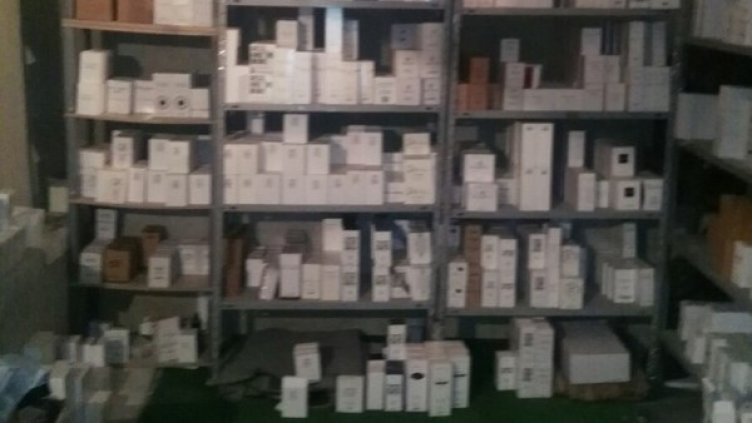 Част от нелегалните парфюми. Снимка: МВР