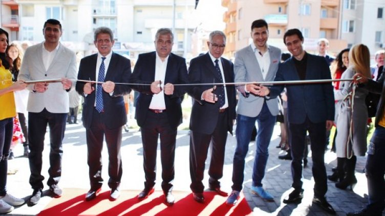Тримата партньори и кметът на Гоце Делчев режат лентата на образователния център. Снимка: Хайлайф