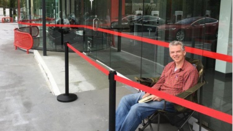 Андреас Стивънс чака пред шоурума на Tesla в Сидни. Снимка: Twitter