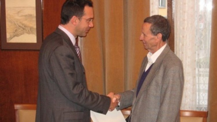 Кметът на Бургас Димитър Николов връчва почетния знак на общината на Васил Желев; Снимка: 24 часа