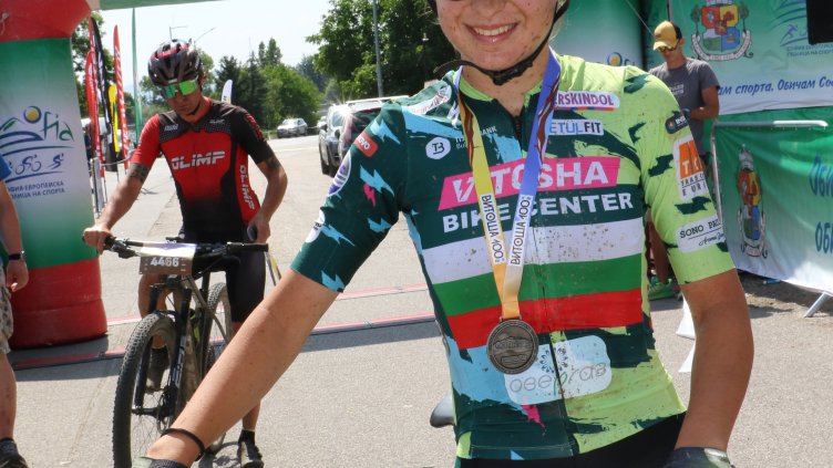 Макар и със спукана гума 17-годишна триумфира в колоездачна обиколка на Витоша