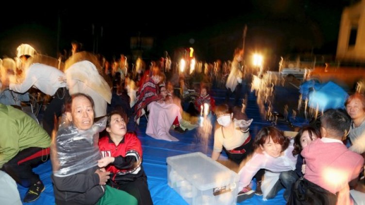 Паника се изписва по лицата на евакуираните, когато удря вторият трус Снимка: Reuters