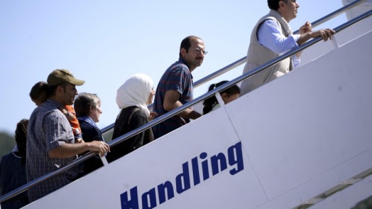 Папа Франциск взе със себе си 12 бежанци към Италия