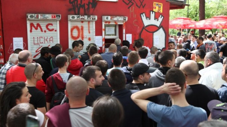 На опашка за билети преди 2 дни. Снимка: БулФото