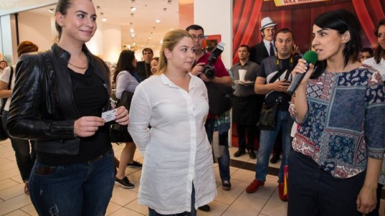 Гримьорката Ива Денчева обявява победителката Марлен Богданова. Снимка: Александър Добрев