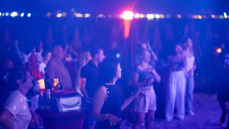 Стотици посрещнаха Джулай морнинг със звездно парти на "Къмпинг Градина"