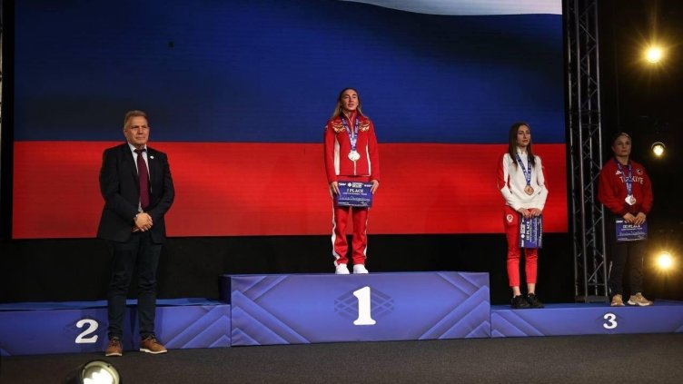 Пак драма в София: Украинка отказа да чуе руския химн на Европейското по бокс ВИДЕО