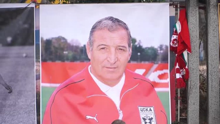 Стотици отдават почит на Димитър Пенев във възпоменателния кът пред "Армията" ВИДЕО