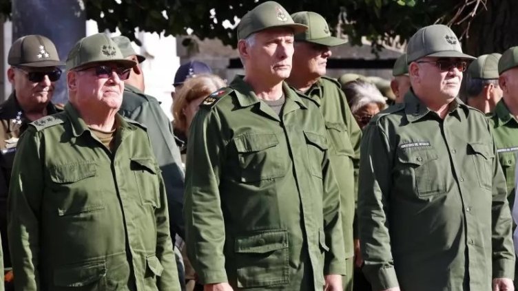 Кубинският президент Мигел Диас-Канел (в средата), министърът на Революционните въоръжени сили Алваро Лопес Миера (вляво) и министърът на вътрешните работи Ласаро Алберто Алварес Касас (вдясно) облякоха маслиненозелени униформи, които се полагат за военно положение Снимка БГНЕС