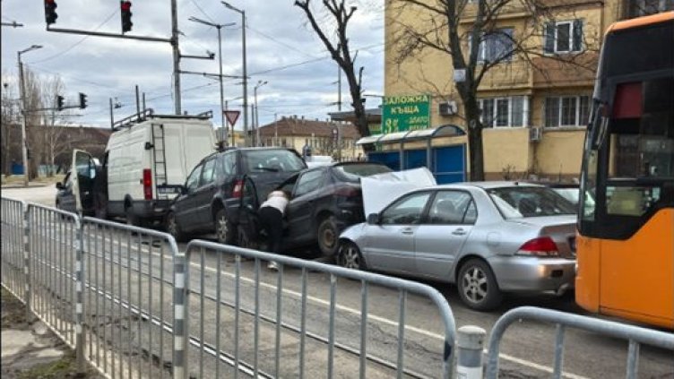 Зрелищна верижна катастрофа в София: Пет автомобила кацнаха един върху друг 