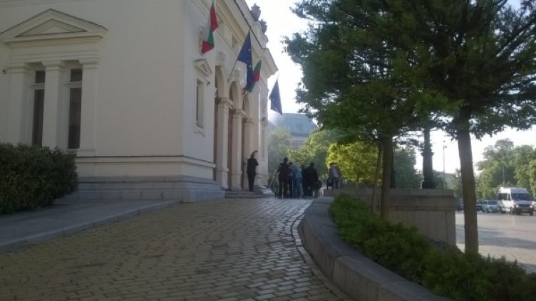 След яйчената канонада &ndash; ударно чистят сградата на НС