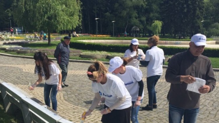 Екипът на ЗАД Армеец се включи в освежаването на Южния парк
