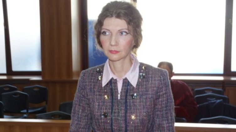 Албена Хинкова се появи в съда, облечена с лилав костюм и вързана с червена панделка на кок коса. Снимка: "Монитор"