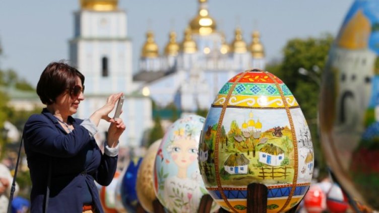 Празнична премяна: Киев се украси с писани яйца