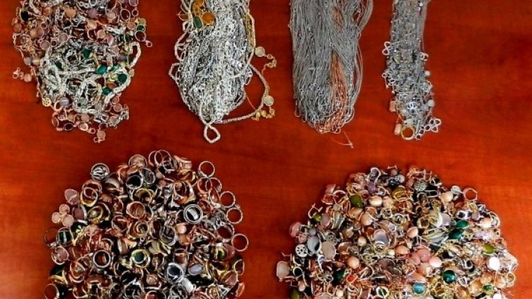 Сребърните накити, задържани на Капитан Андреево. Снимка: Агенция "Митници"