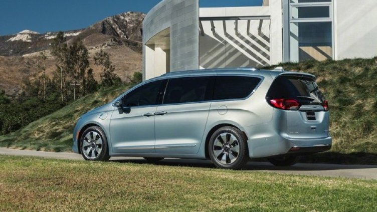 Chrysler Pacifica Hybrid. Снимка: FCA