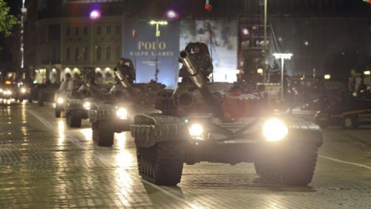 Военни машини "превзеха" центъра на София