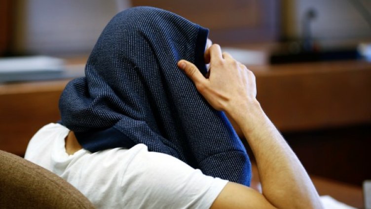 Алжирецът скри лицето си в съда. Снимка: Reuters