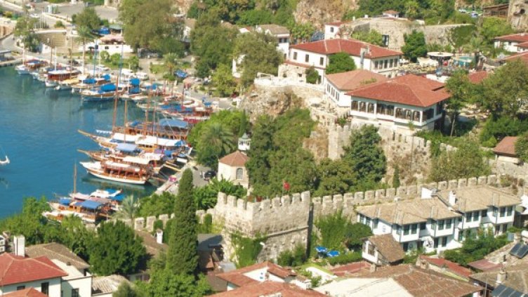 Спад от 90% на руските туристи отчитат в Анталия