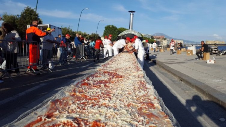 Най-дългата пица &ndash; с 2 т брашно и 1 600 кг домати