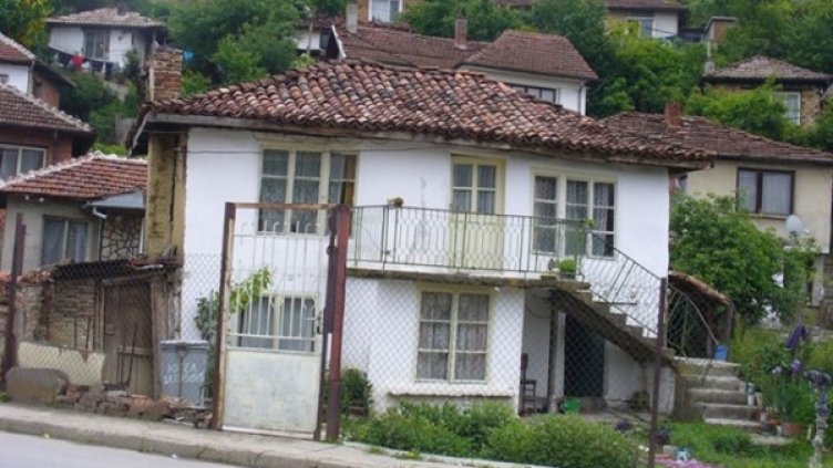 Изглед от ромския квартал в Котел - общината с най-много роми в страната; Снимка: 24 часа