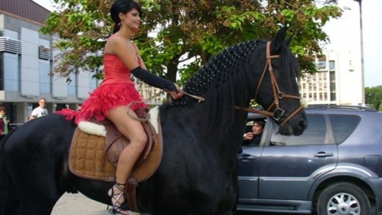 Теа и Тюмен на абитуриентския бал. СНИМКА: "24 часа"