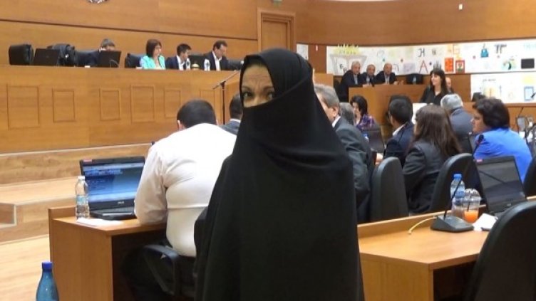 Общинарка от Пловдив надяна бурка! Разрешено е!