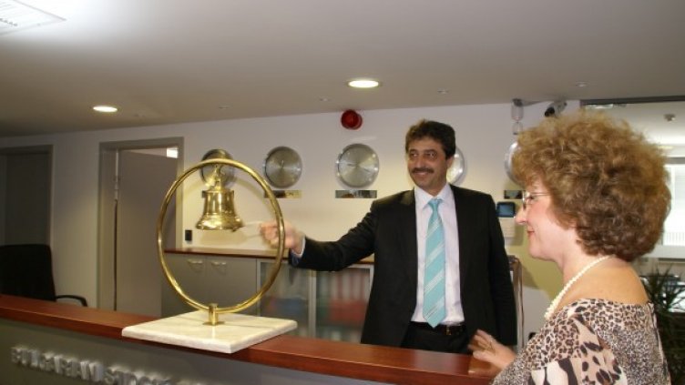 Бившият председател на Надзорния съвет на КТБ Цветан Василев дава старт на първичното публично предлагане на банката, което остава третото най-голямо в историята на БФБ. Снимка: КТБ