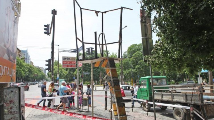 Изпепелиха арт кабинката срещу Кравай