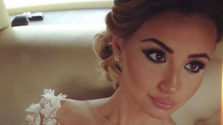 Каролина-Клер на бал в "Ролс Ройс". Найс, а?