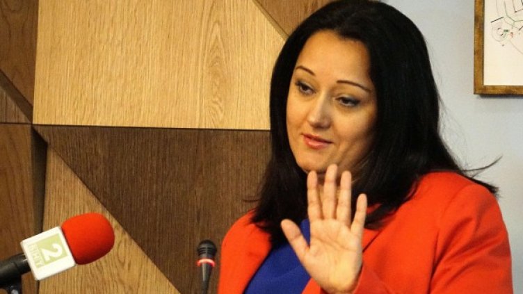 Далавери в АПИ? Не, БСП ни маскари, отсече Павлова