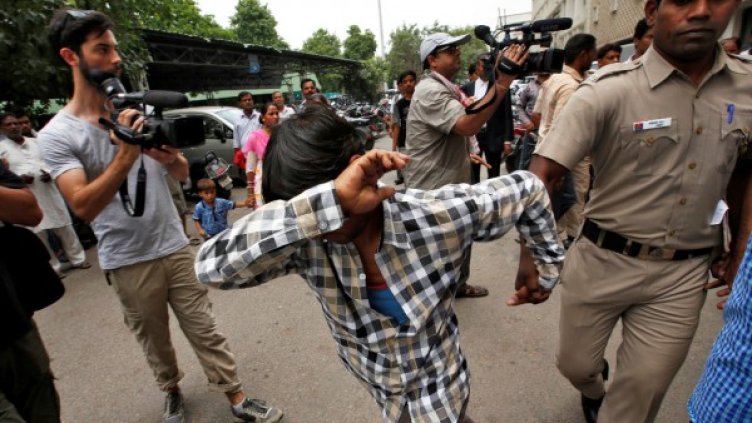 Единият от осъдените на излизане от съда. Снимка: Reuters