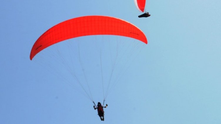 Парапланерист "кацна" на дървета в Сопот