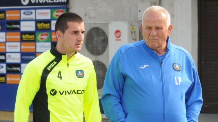 Люпко Петрович се притесни за защитата на Левски. Снимка: Булфото