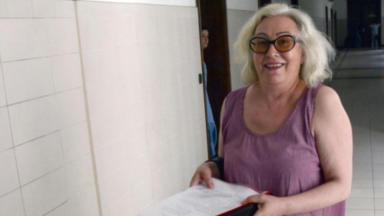 Синдикът на ЦСКА Дора Милева внася оздравителния план в деловодството на съда. Снимка: Булфото