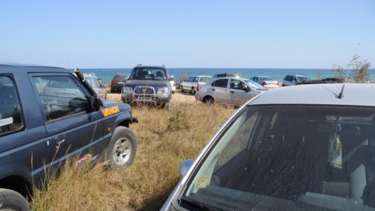 Хем празни, хем пълни &ndash; частните паркинги по морето