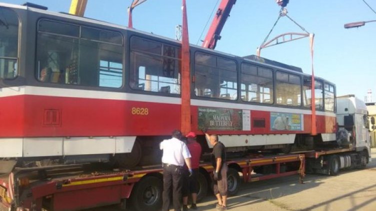 Разтоварват една от мотрисите. Снимка: "Монитор"