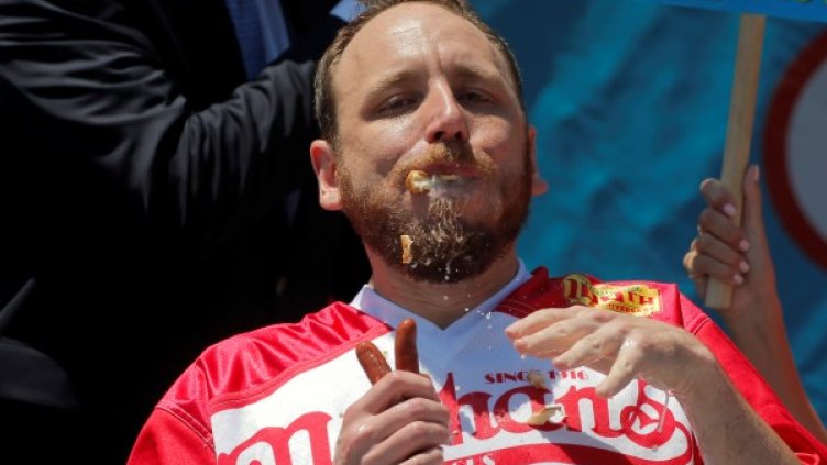 Победителят се тъпче с хотдог. Снимка: Reuters